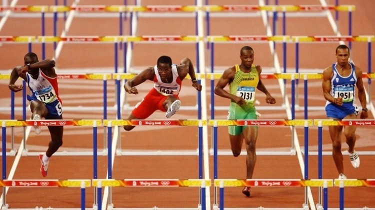 勇士三叉戟74分复仇：库里31+7+7连中关键球，送字母哥进空砍群